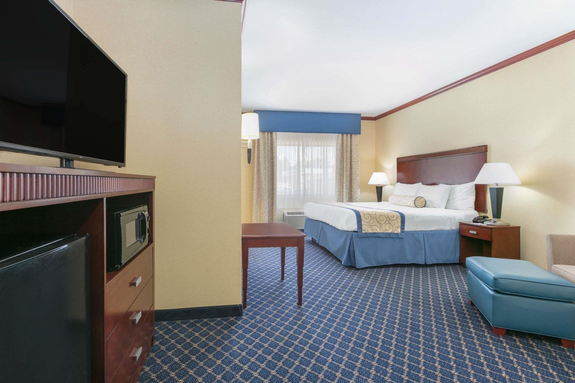 Baymont By Wyndham Mccomb Hotel Exterior photo