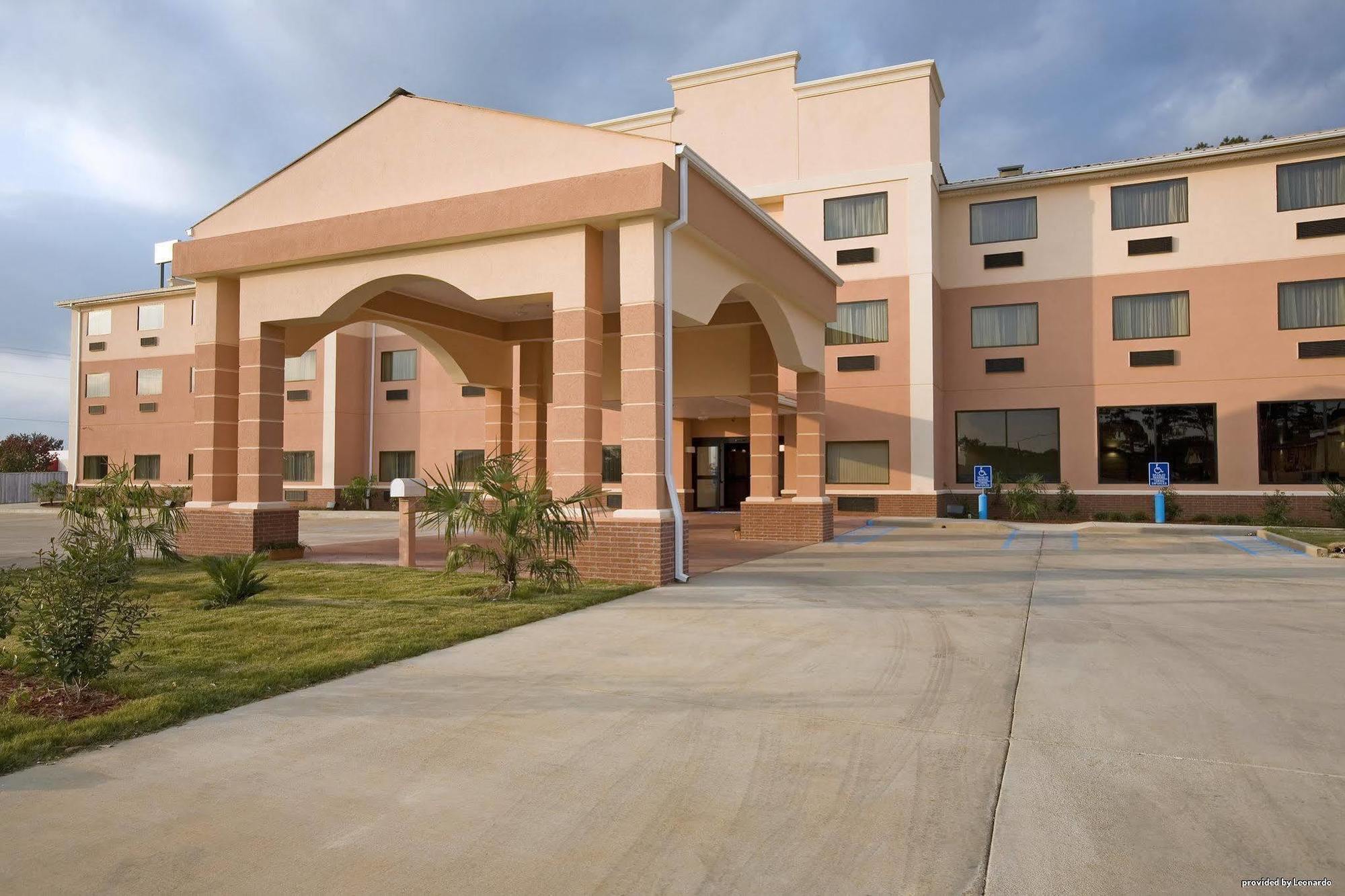 Baymont By Wyndham Mccomb Hotel Exterior photo